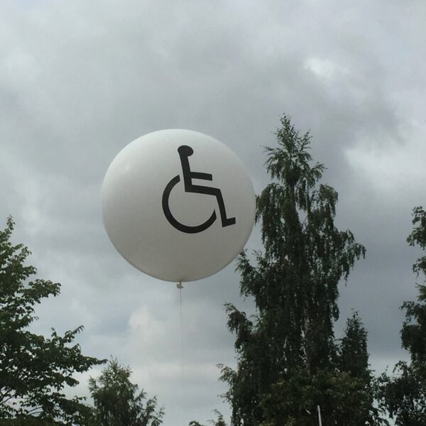inva pyörätuoli invalidi esteetön opastejättipallo jätti ilmapallo jättipallo jätti-ilmapallo huomiopallo